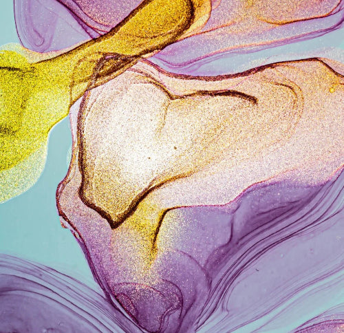 Une image artistique et abstraite de vagues de couleurs violettes, dorées et nacrées s'entremêlant