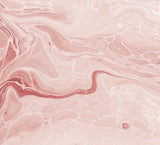 Une vue de dessus montrant une vue zoomé de safran séchés d'un rouge profond et éclatant sur un fond blanc pur. Les filaments sont longs, fins et légèrement évasés à une extrémité, illustrant la qualité de cette épice précieuse.